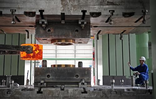 《輝煌中國》展示8萬噸模鍛壓機——重工業實力的國寶裝備 《輝煌中國》展示8萬噸模鍛壓機——重工業實力的國寶裝備